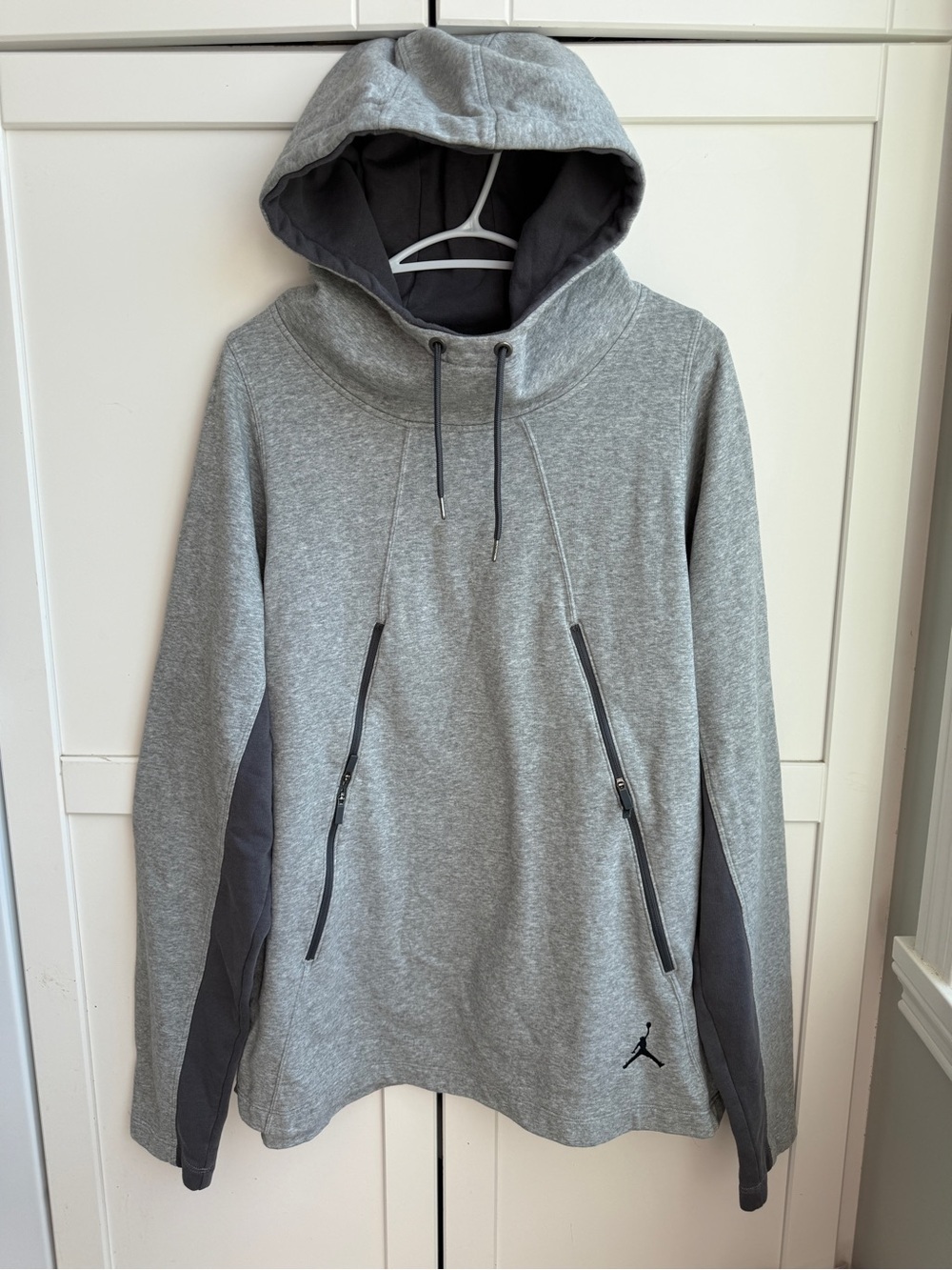 Jordan Men’s XL Grey Pullover Hoodie with Zip Pockets